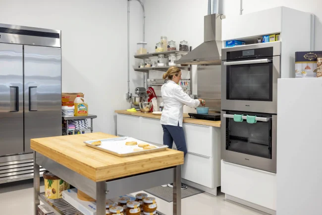 Woman preparing pastries, commercial space to rent in Vaudreuil-Dorion