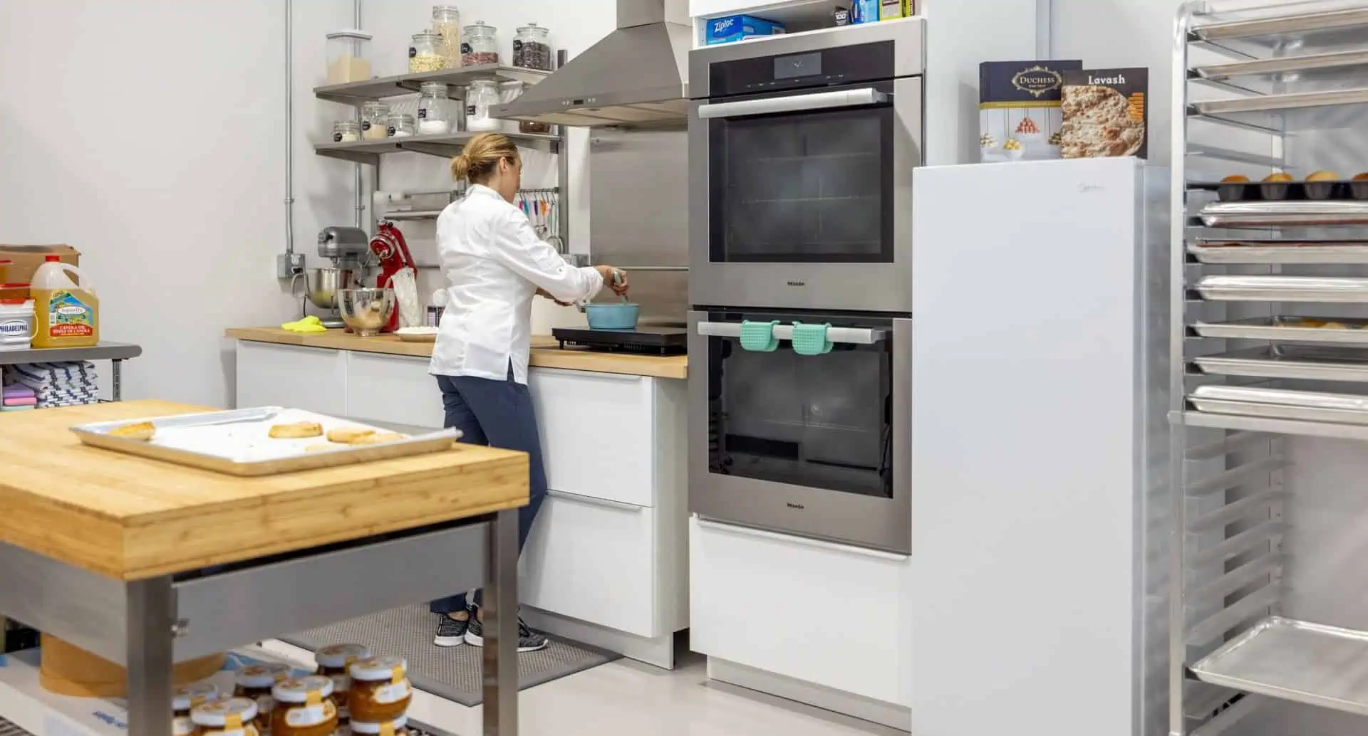 Femme qui prépare des pâtisseries, local commercial à Vaudreuil-Dorion.